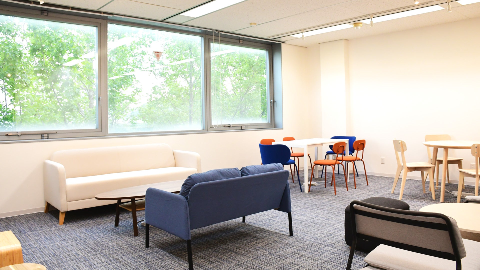 ＜アカリクラウンジ内装の様子＞