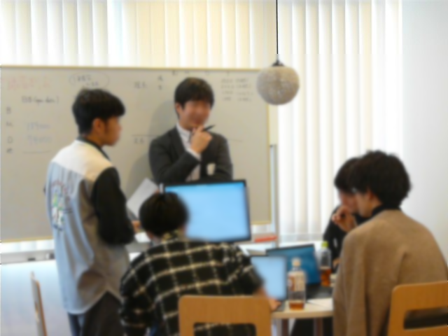 ＜企画案をまとめるにあたり議論を行っている様子＞