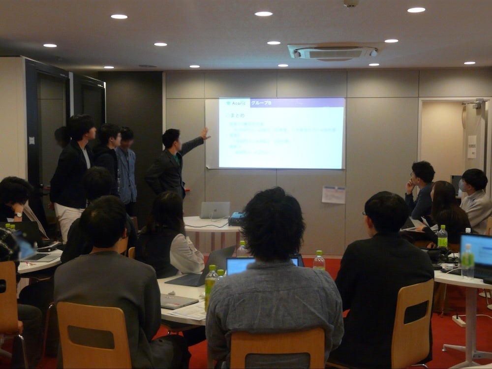 ＜プレゼンテーションする学生の様子＞