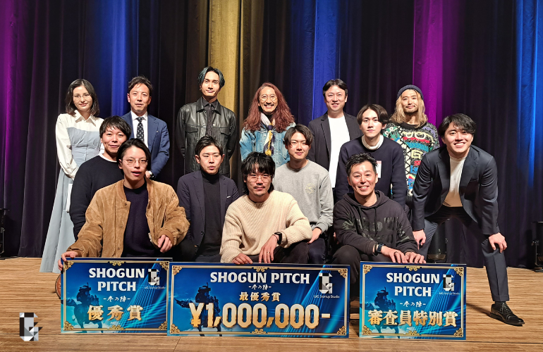 （登壇者・審査員・番組MCの集合写真）