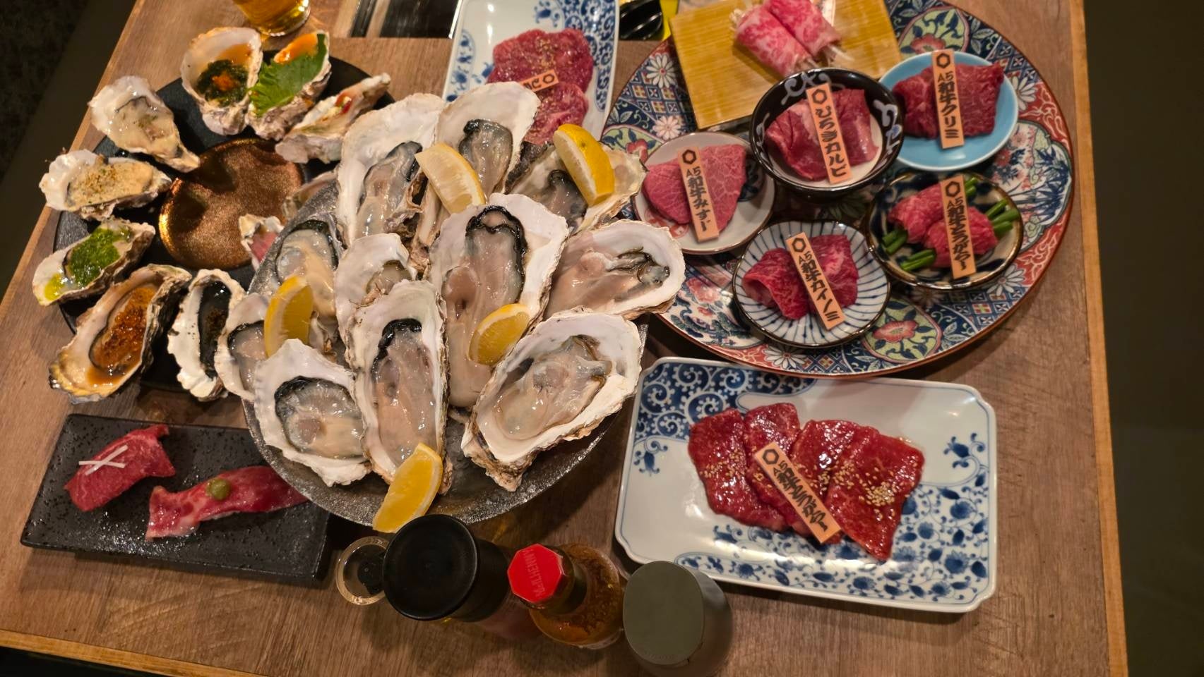 【大宮駅西口】焼肉×牡蠣の新体験！「焼肉ひろ㐂」「牡蠣酒場㐂ウラ」が相互利用可能に ～和牛6種食べ比べと焼牡蠣10種盛り合わせを一度に堪能～