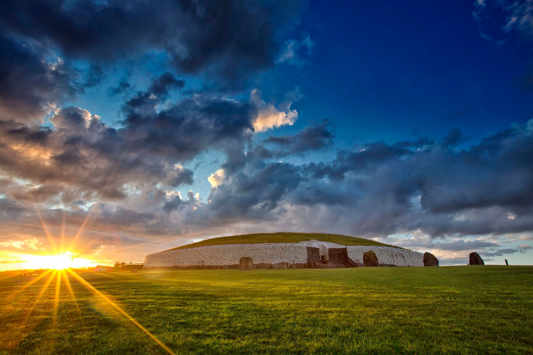 Newgrange ©Tourism Ireland