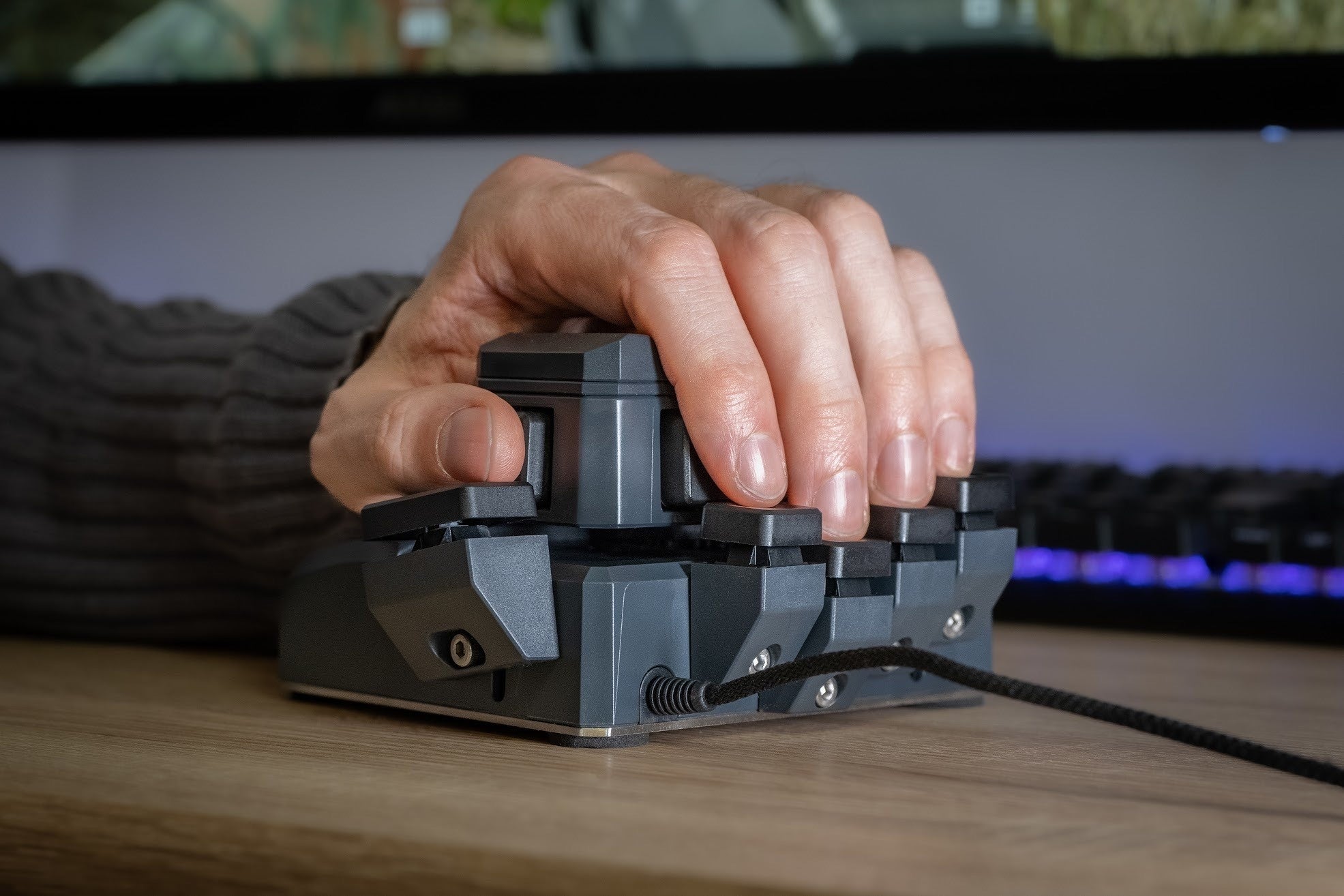 【神デバイス】ドイツ発「握る」ゲーミングギア日本上陸！