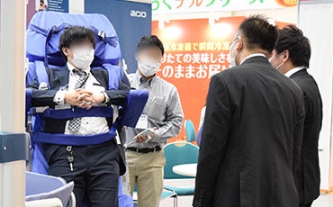 出展社ブースで商品を体験する来場者（第１回「CareTEX札幌’21」会場風景）