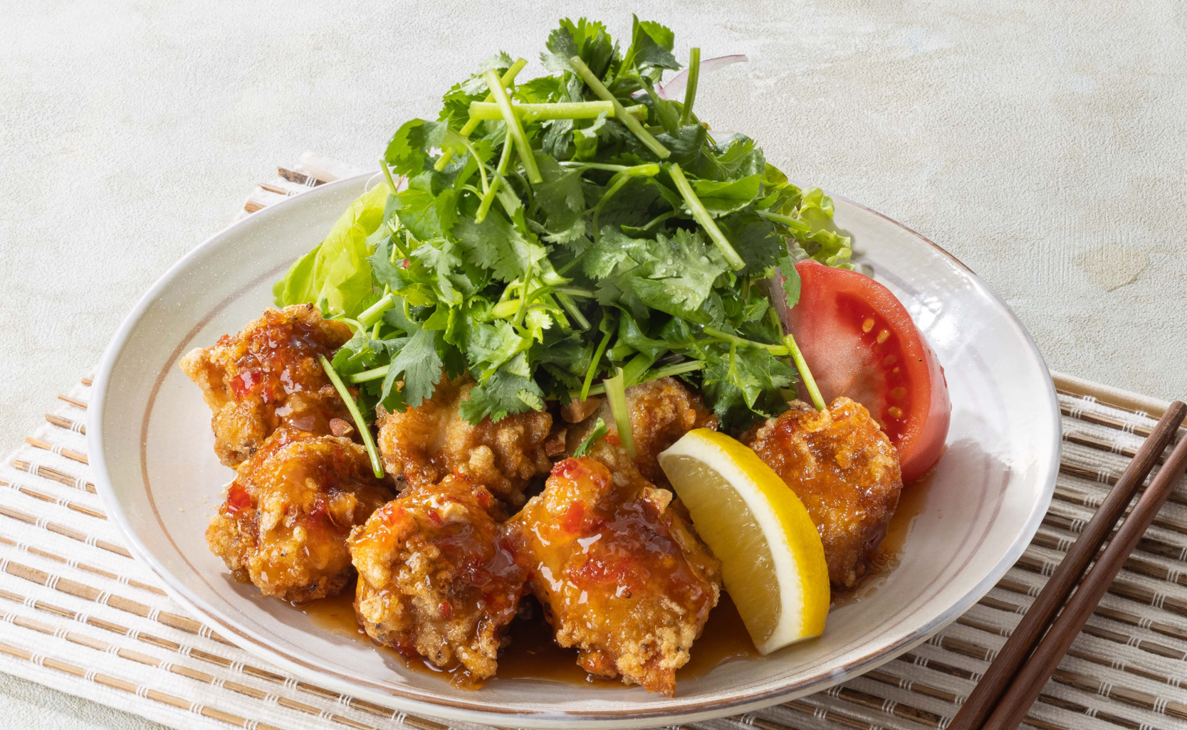 ※パクチー増量イメージ（スイートチリのアジアン唐揚げ定食）