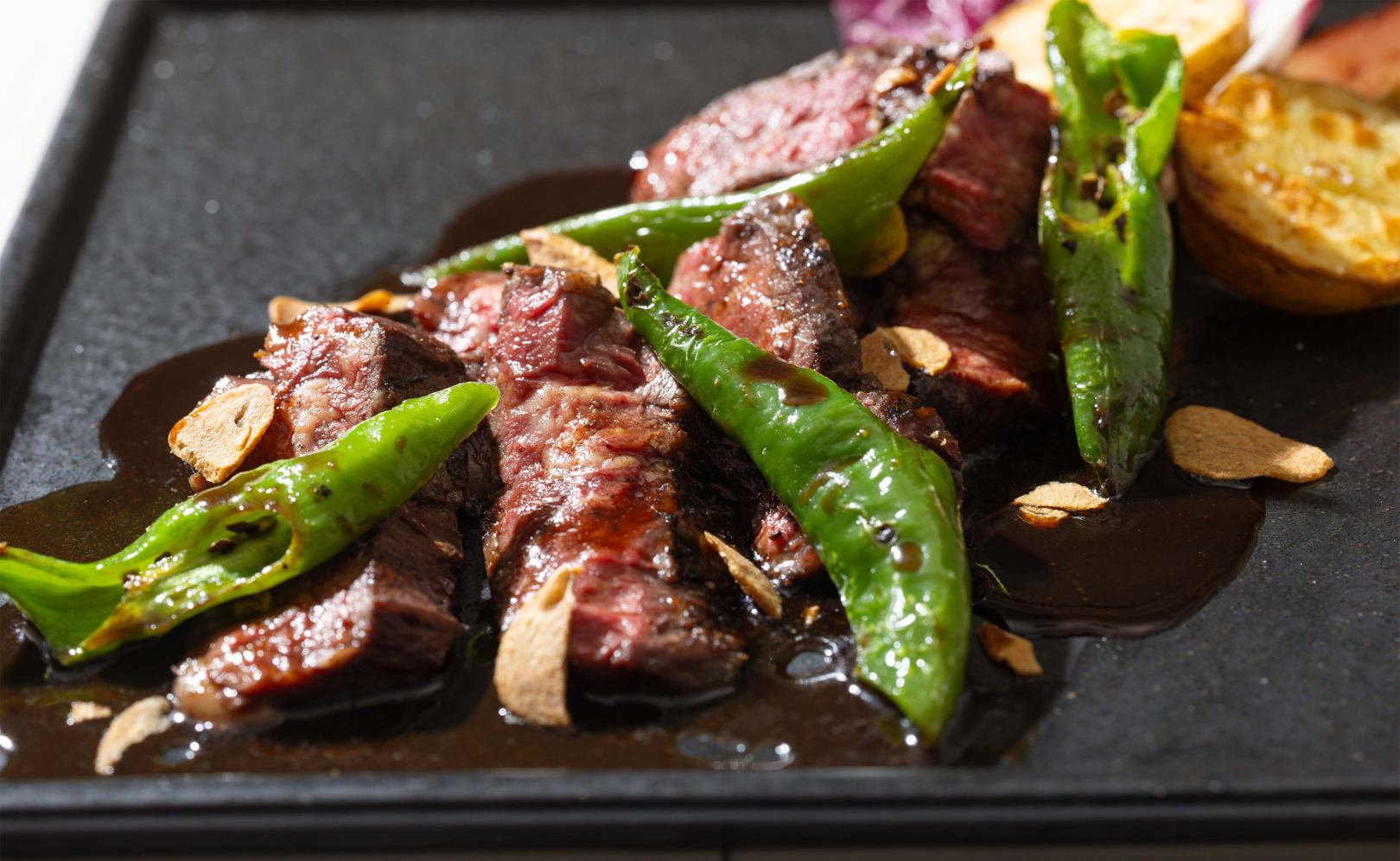 牛ハラミと万願寺唐辛子の網焼き　ガーリック香る赤ワインソース　2,940円（税込）