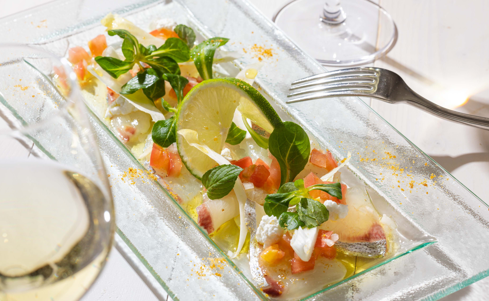 縞鯵のカルパッチョ　カッテージチーズと完熟トマトのサルサフレスカ　1,390円（税込）