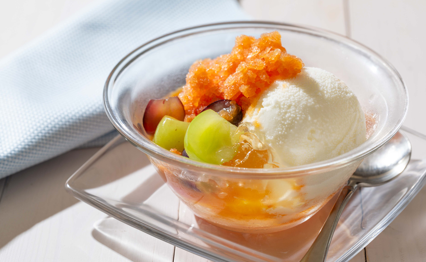 柑橘類と2色ブドウのマチェドニア　～白ワインのジュレとブラッドオレンジのグラニテ～　820円（税込）