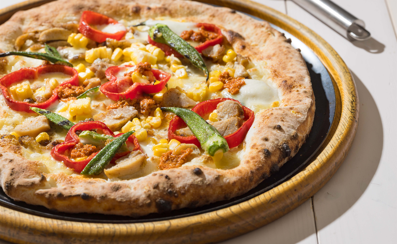 スパイシーチキンと夏野菜のカラブリア風ピッツァ　1,780円（税込）