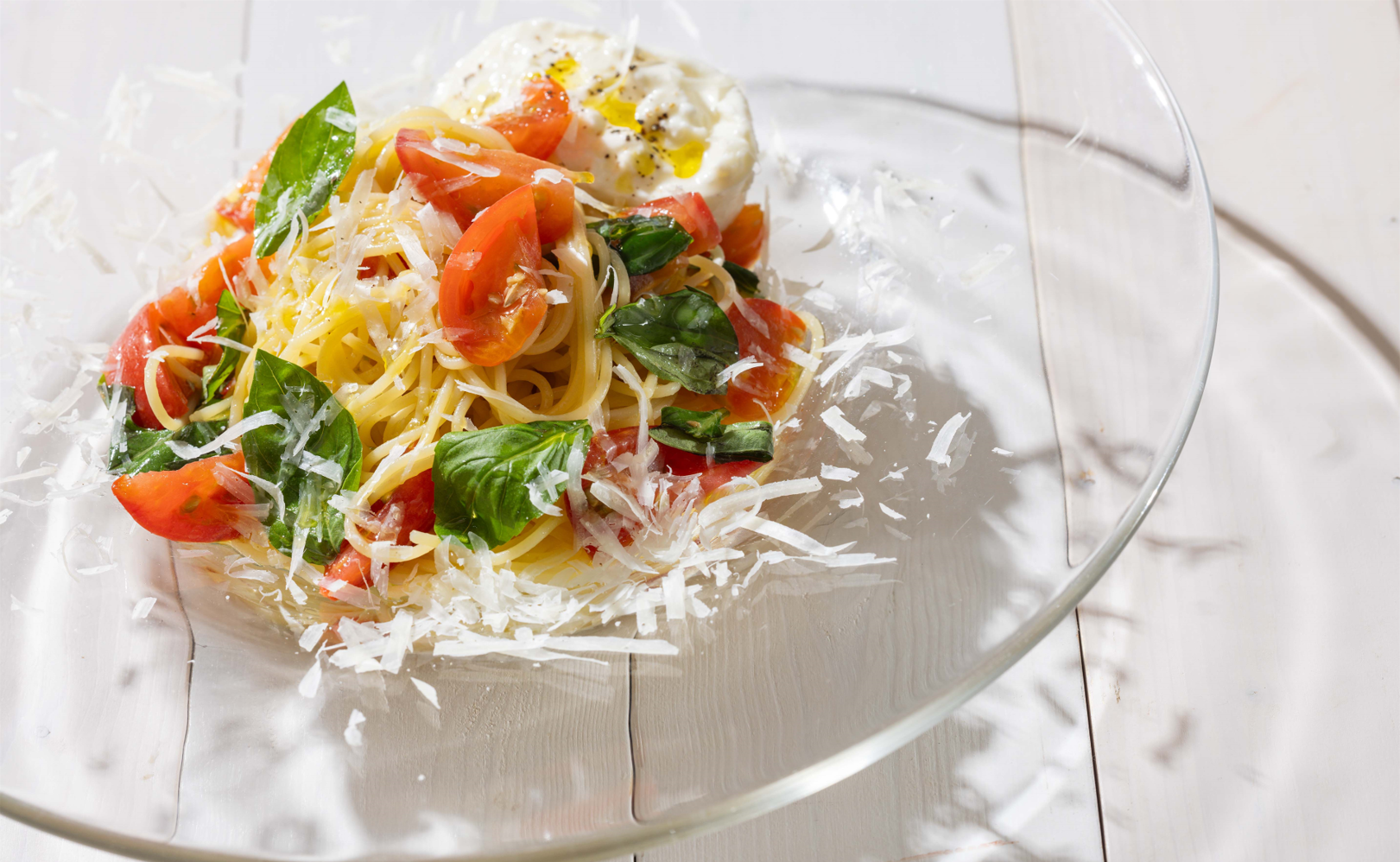 イタリア産ブッラータとフルーツトマトの冷製フェデリーニ　1,790円（税込）