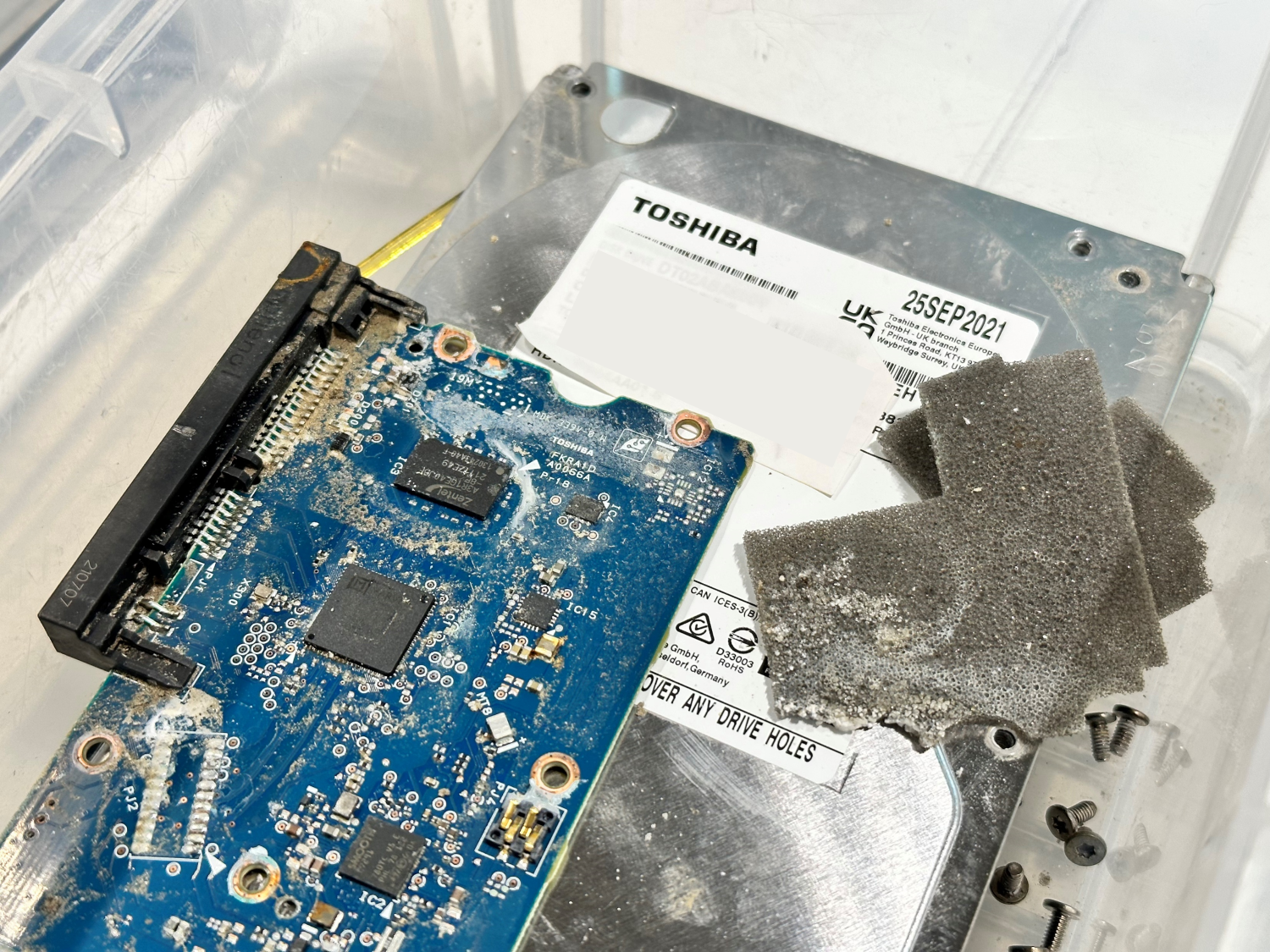 海水の塩分がHDDの部品に付着