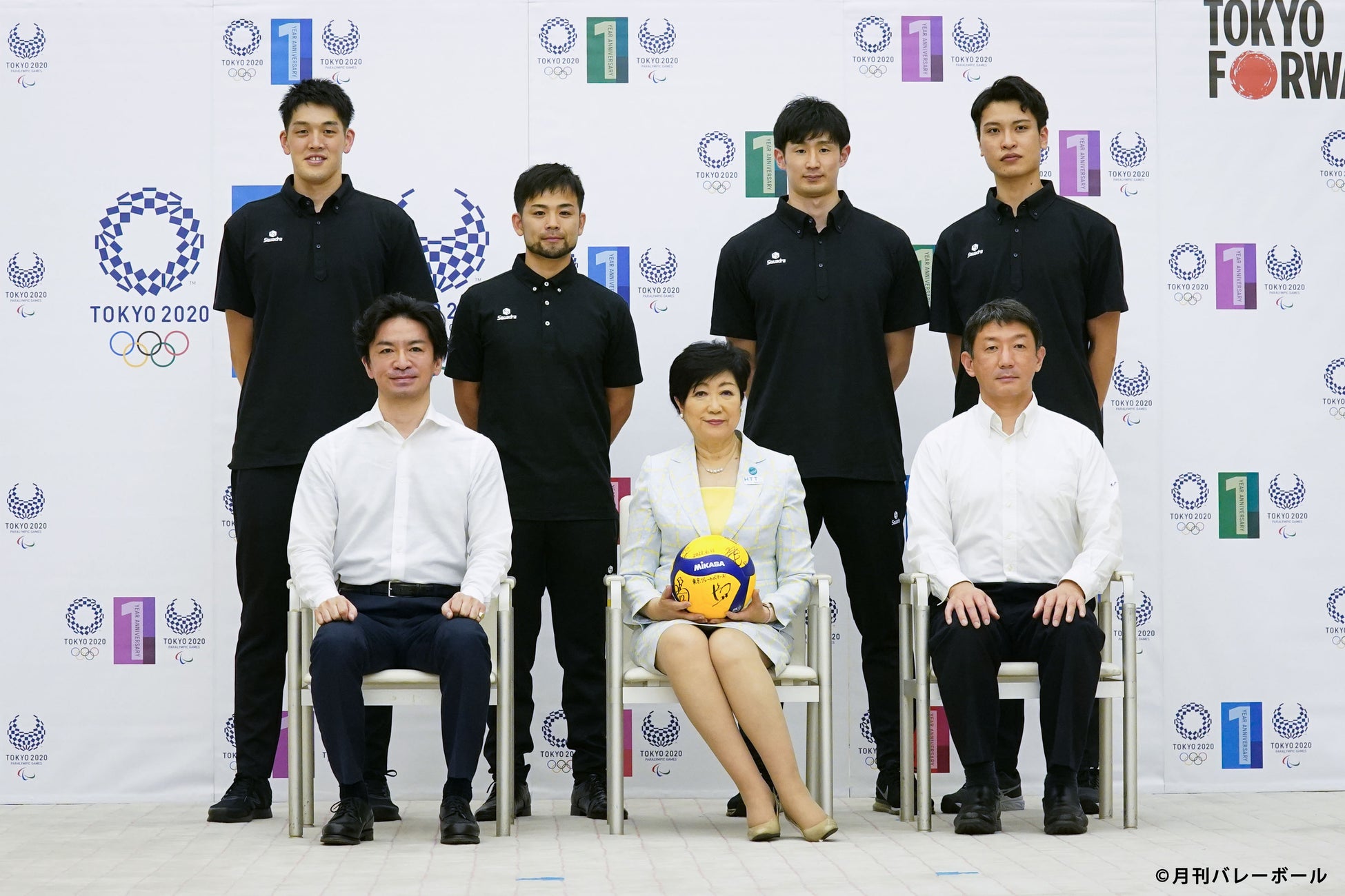 小池百合子東京都知事(前列中央)、ネイチャーラボ 久保田専務(前列左)、東京グレートベアーズ 真保綱一郎監督(前列右)、後列左から小田嶋大貴選手、古賀太一郎選手、栗山英之選手、山田大悟選手