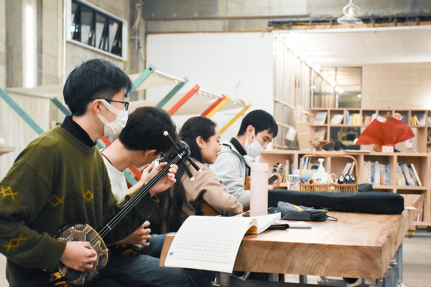 近所の人たちがふらっと集まる、ミュージックナイト。年齢問わずみんなが好きな楽器を持ち寄り、練習と合奏を楽しんでいます。楽器を持っていなくても、聴きにくるだけでもOK。