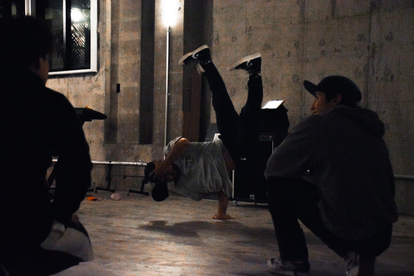 ダンスとラップ、それぞれが自由に表現し合うアツい夜。見学だけでももちろんOKです。子どもから大人まで、身体を使って楽しい時間を過ごせます。