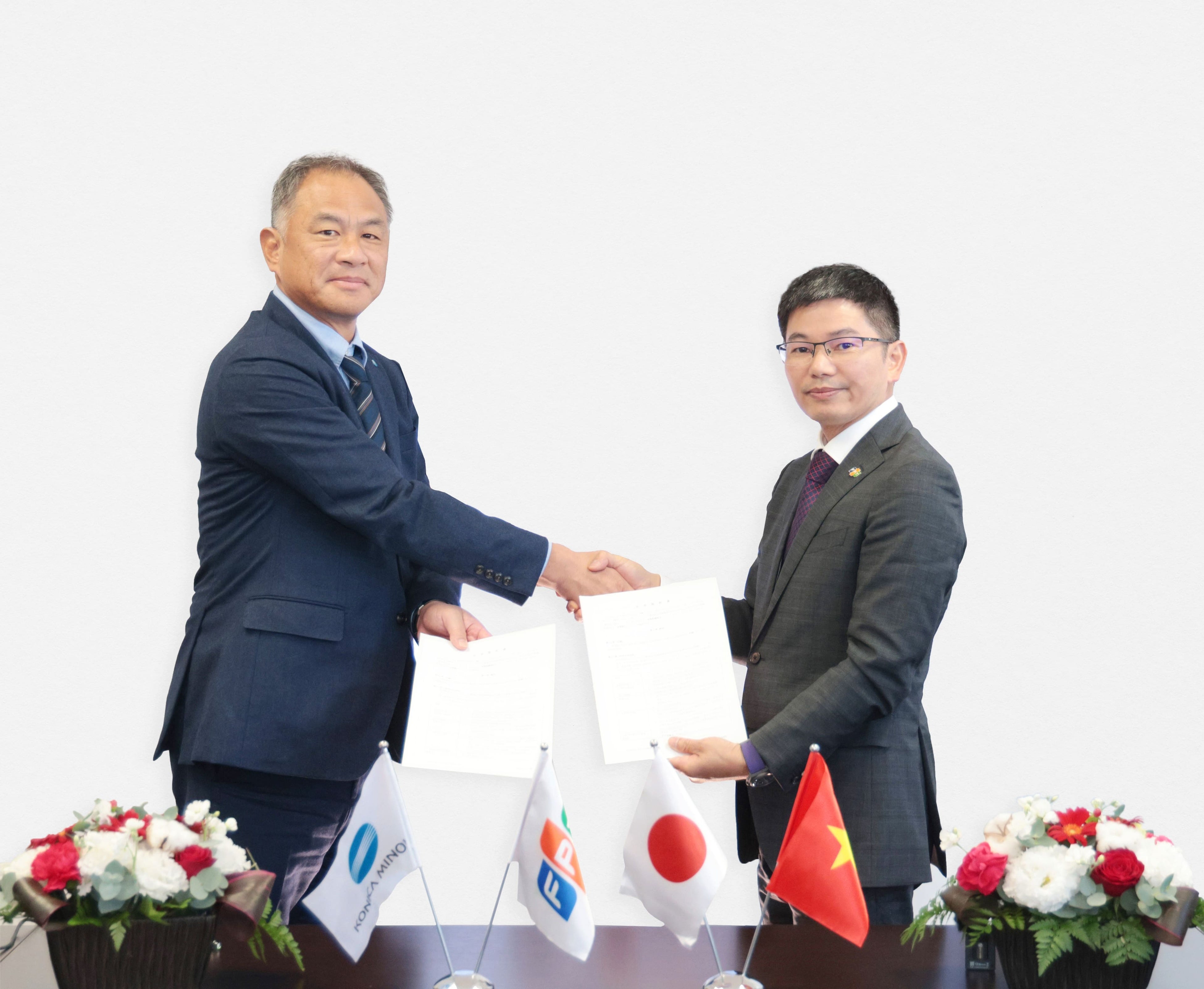 合弁会社設立調印式の様子【左：武井一 コニカミノルタ 上席執行役員オフィス事業本部長　右：ド・ヴァン・カック ＦＰＴジャパンホールディングス 代表取締役社長 兼 ＦＰＴソフトウェア 代表取締役副社長】