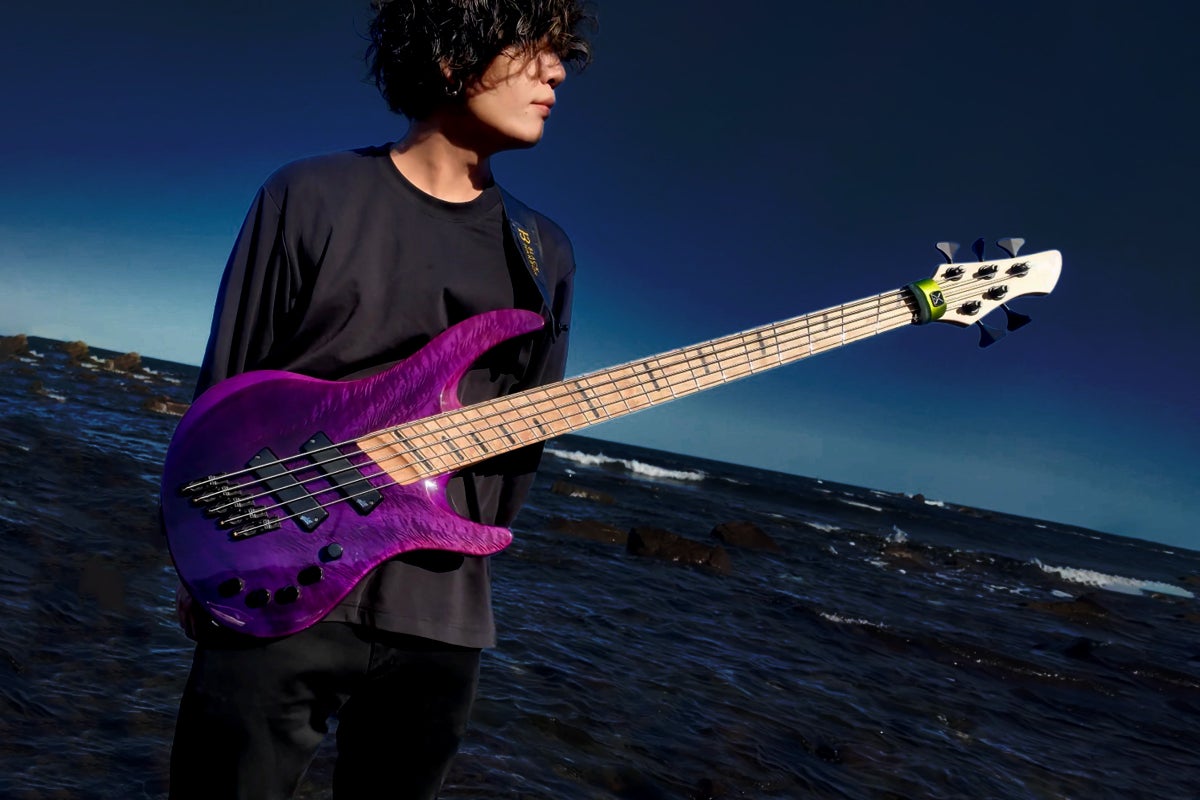 米国Acacia Guitarsのアーティストとして活動するNobuyuki Tabata。愛用する5弦マルチスケールベース「Atlas 5」とともに。