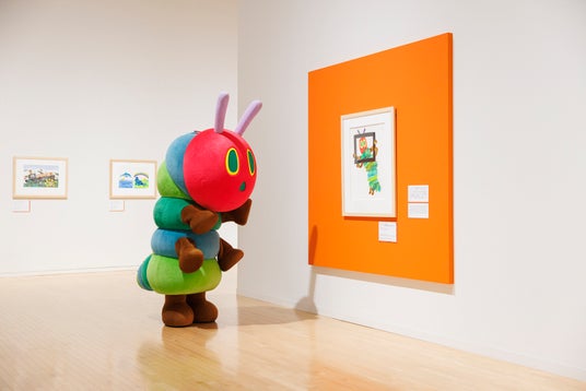 明日開幕!「エリック・カール展 はじまりは、はらぺこあおむし」一足先にあおむしが来場。オリジナルグッズやスペシャル企画も! 明日開幕!「エリック・カール展 はじまりは、はらぺこあおむし」一足先にあおむしが来場。オリジナルグッズやスペシャル企画も!