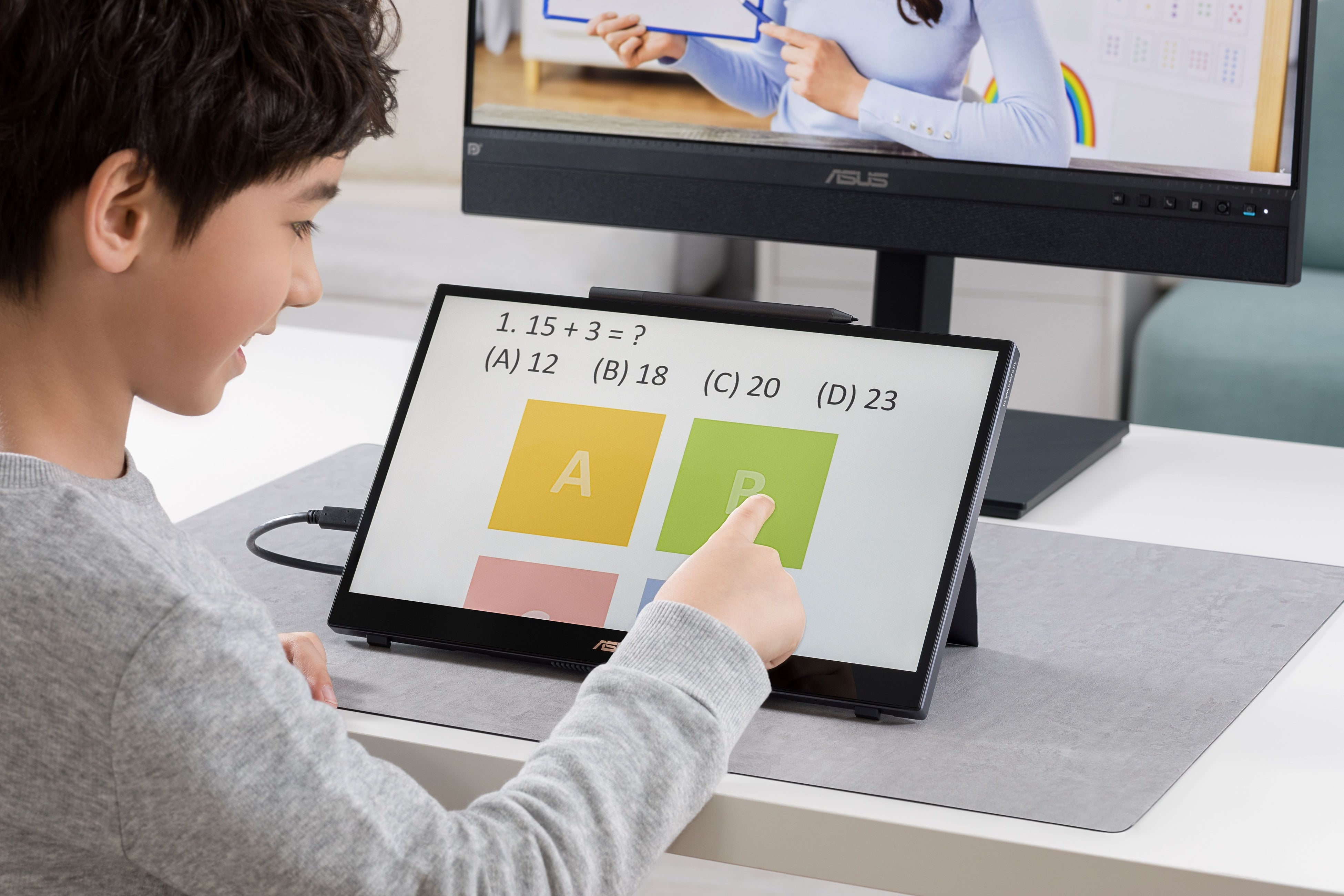 ASUSのZenscreenシリーズより14インチフルHD、マルチタッチと付属の