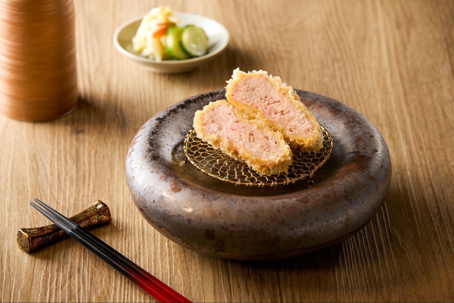 『旅するCAFÉ BOX』シリーズから「デミトマロコモコ」が新登場!とろ~りチーズ・デミグラス・トマトの3種のソースが絡み合う本格派