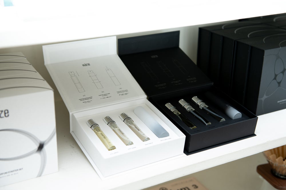 Starter SetはBlack / Whiteの2色展開。3種類のリフィルと専用ケースをセットにした構成。