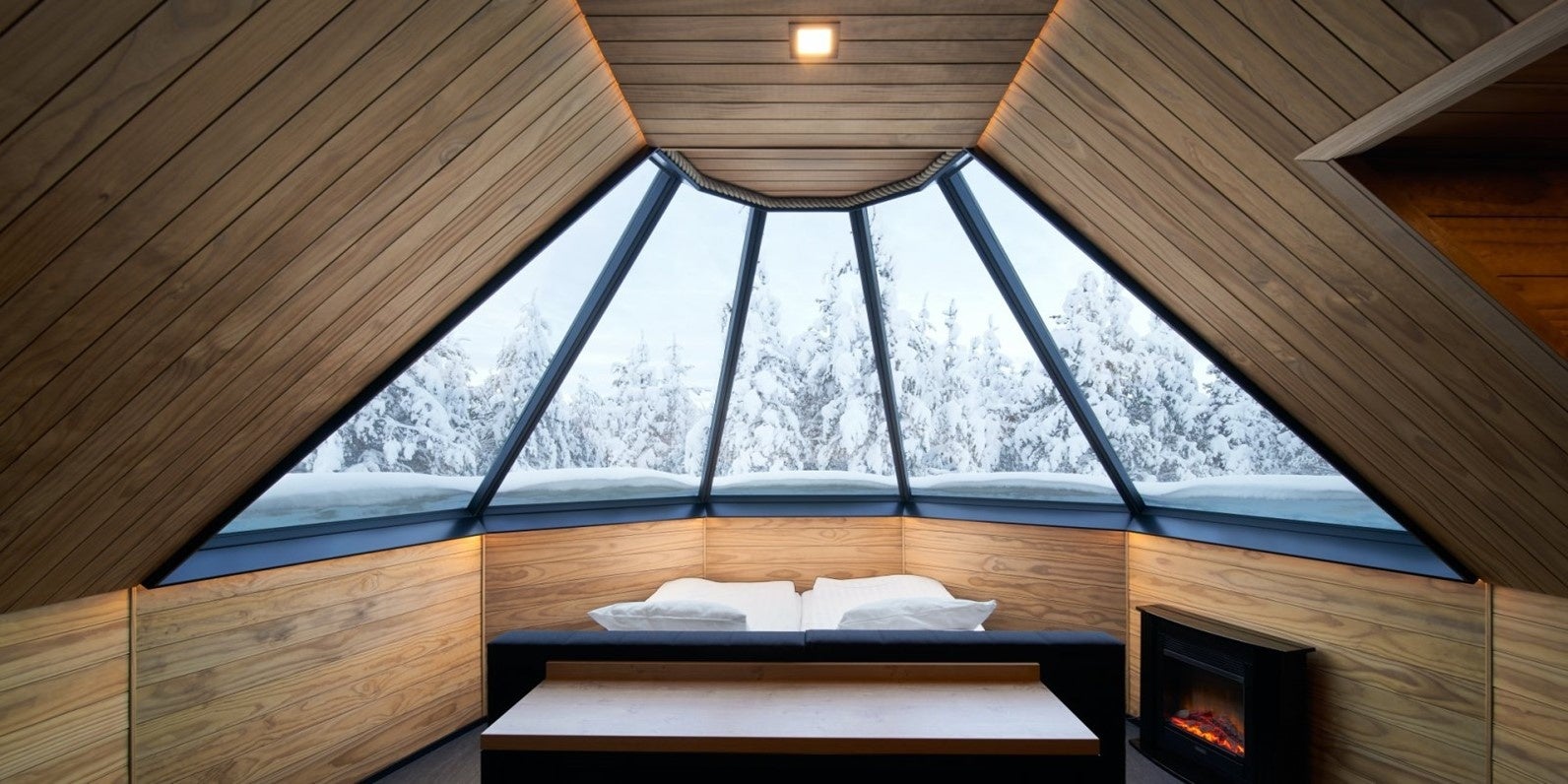 ノーザン・ライツ・ビレッジのオーロラキャビン （クレジット：Visit Finland）