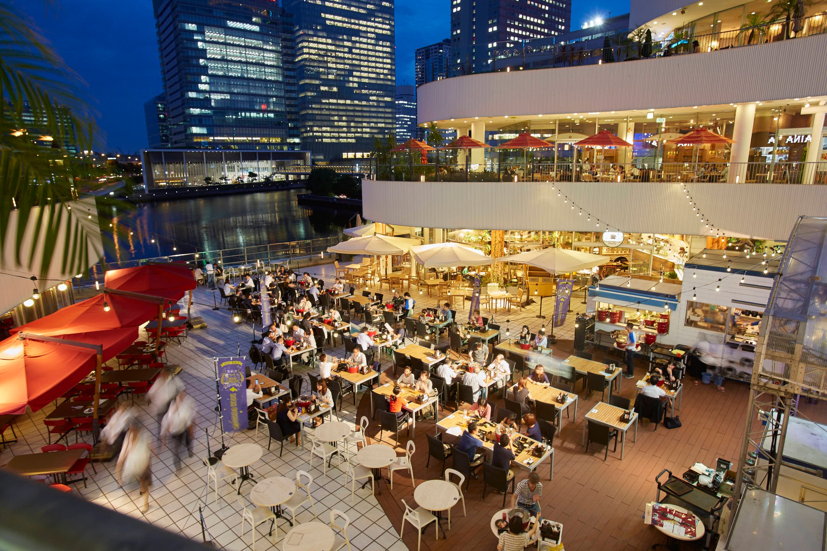 横浜ベイクォーター 過去のビアガーデンの様子