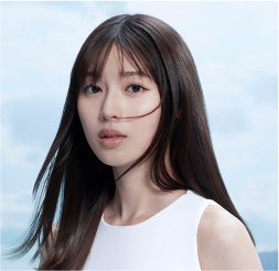 2026年注目の俳優 白石聖さんが新ミューズ就任! 鮮やかなブルーの窓を 2026年注目の俳優 白石聖さんが新ミューズ就任! 鮮やかなブルーの窓を