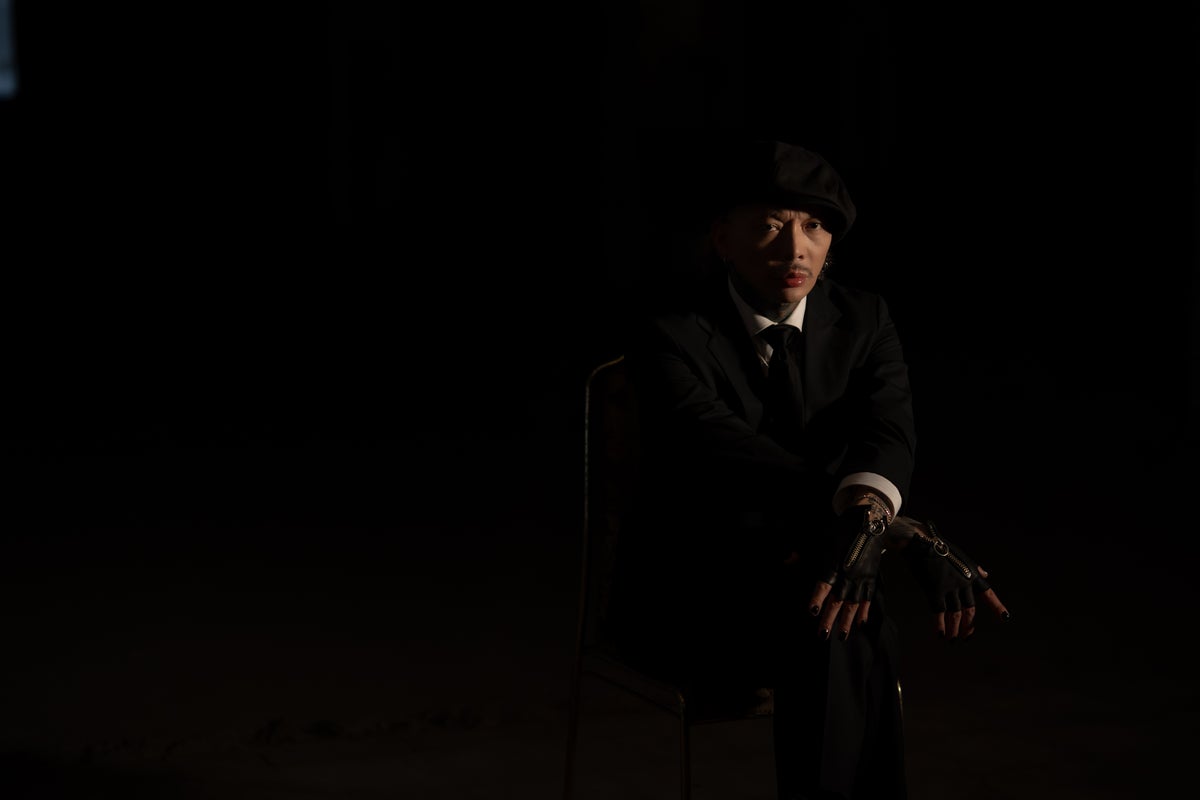 光と影のコントラストを通じて、楽曲に込められた思いを映し出す。「Prayer Beyond Borders」MVのワンシーン。