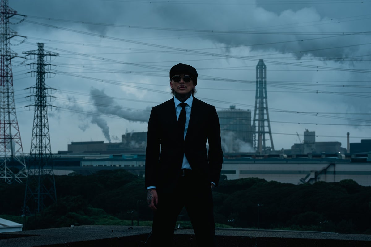 モノクロームを基調とした映像表現が印象的な「Prayer Beyond Borders」。楽曲の持つメッセージを際立たせる。