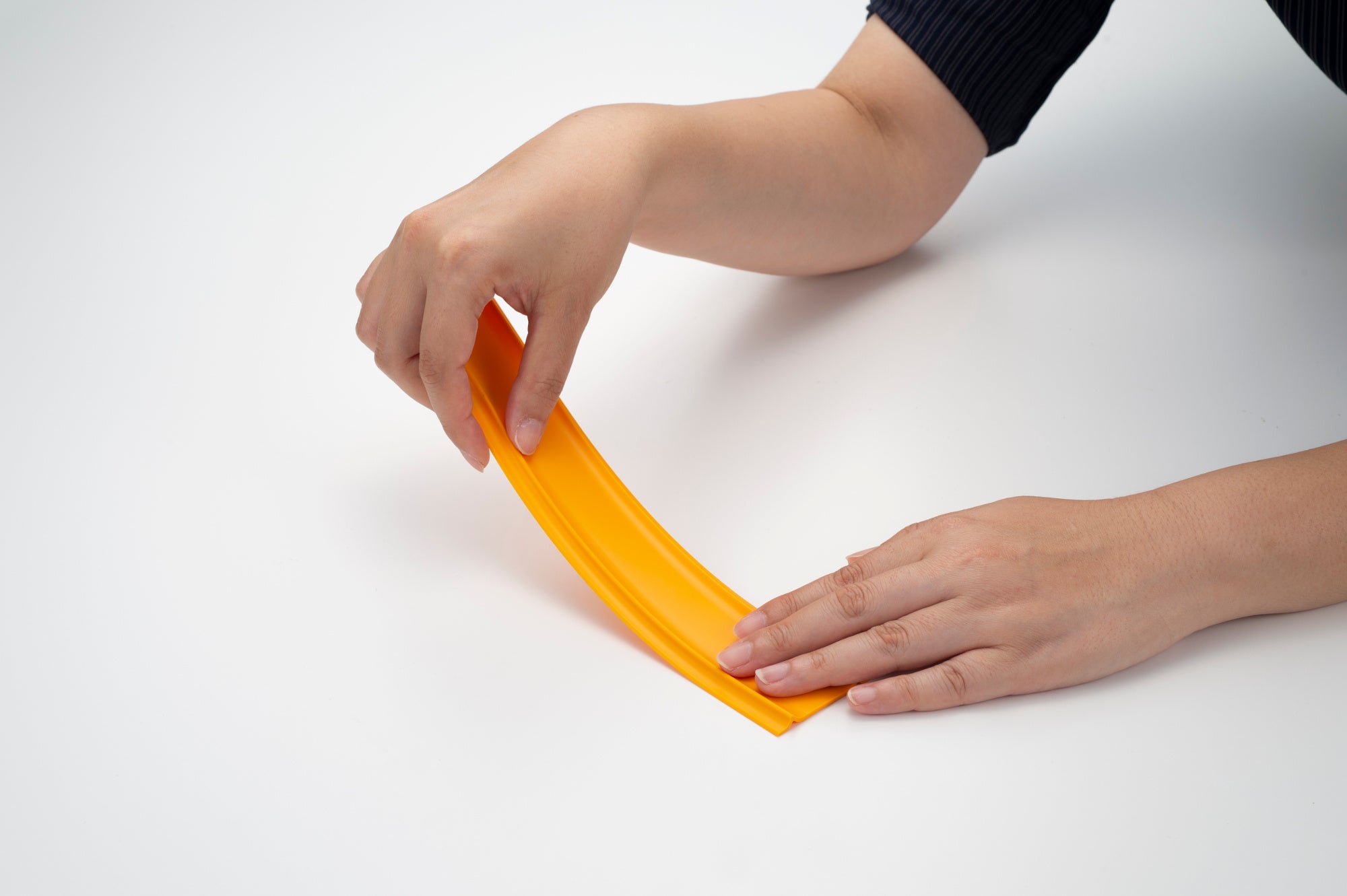 画像の説明：カットしたココテープを床面に貼り付けている。