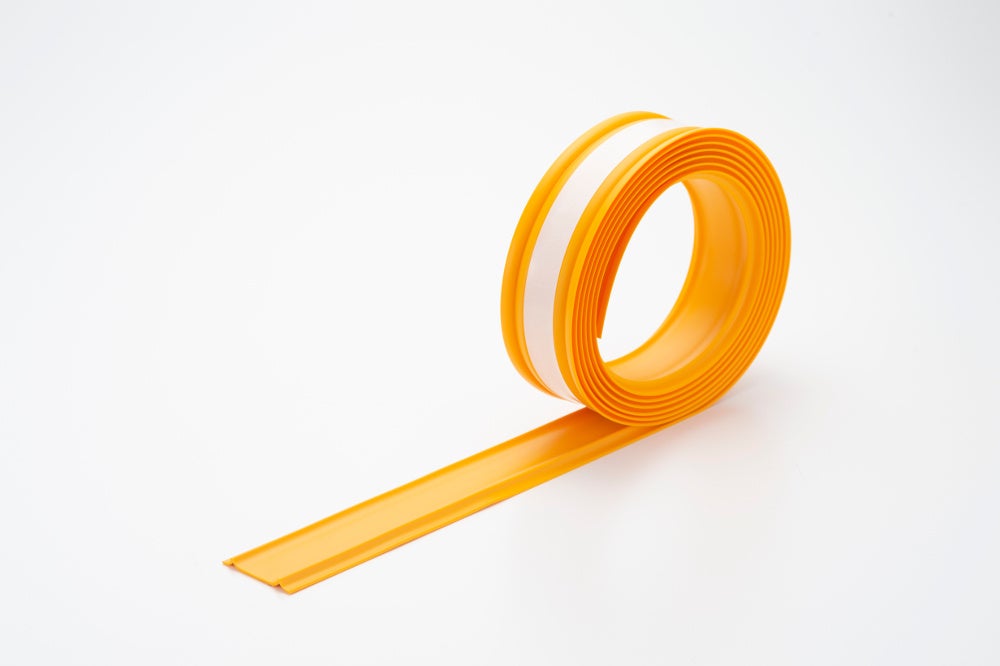 画像の説明：ココテープ3mロールの写真。幅48mm長さ3mで、ガムテープのように巻かれており、裏面には接着テープが付いている。テープは鮮やかな黄色。