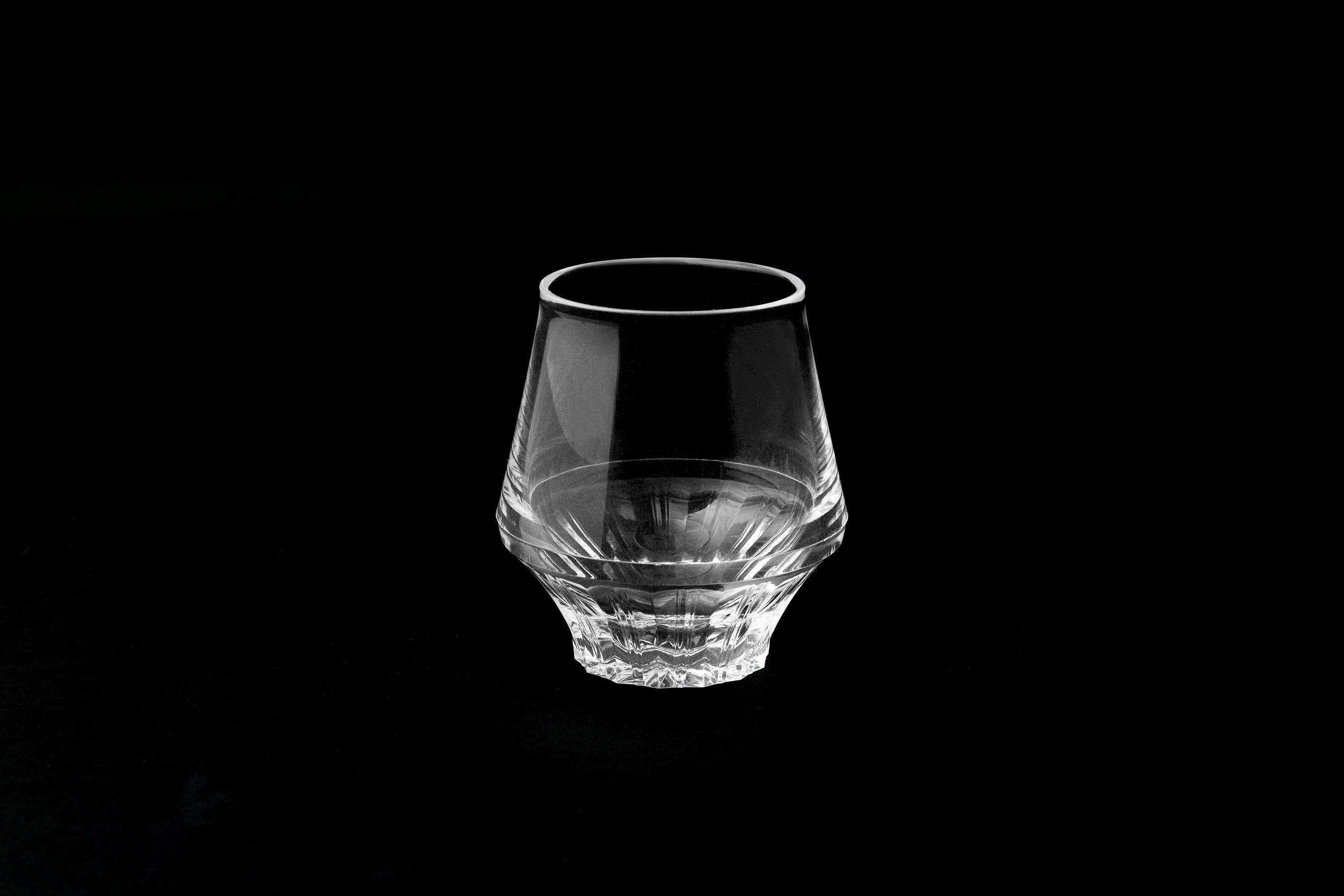 画像の説明：黒背景にKINJO JAPAN F0が一つ置かれた様子