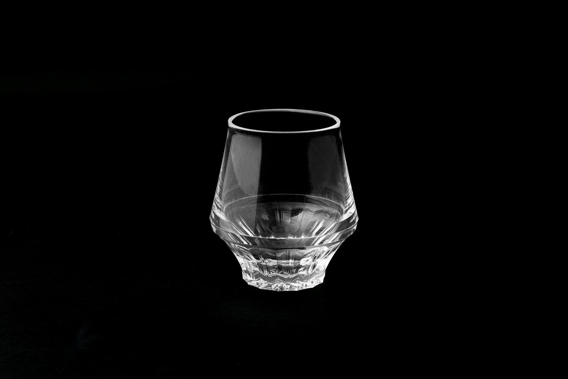 画像の説明:黒背景にKINJO JAPAN F0が一つ置かれた様子