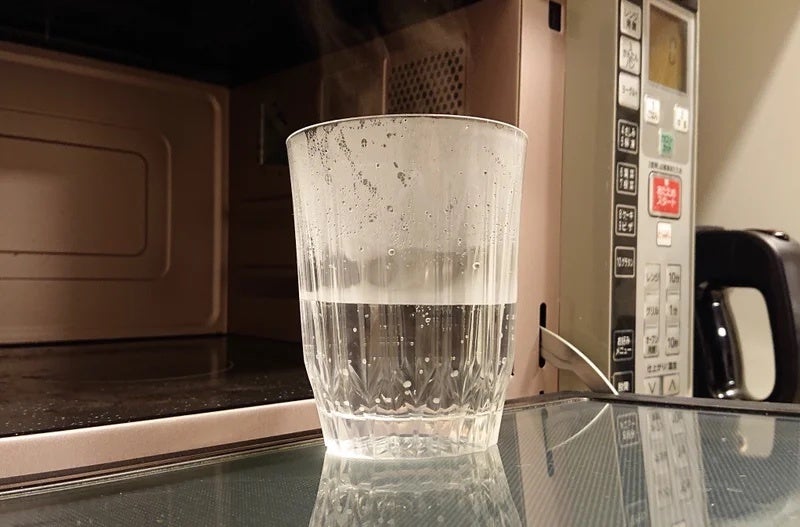 画像の説明：電子レンジであたためたシリコーングラス