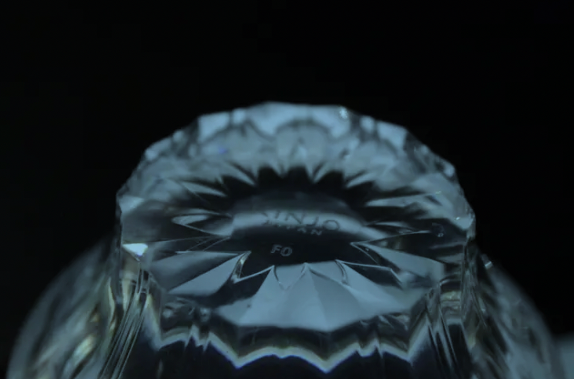 画像の説明：KINJO JAPAN F0の光り輝く底面を薄明かりのなか映し出した様子