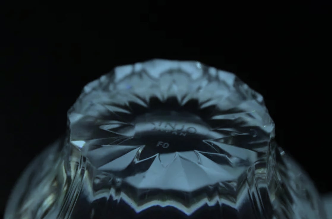 画像の説明:KINJO JAPAN F0の光り輝く底面を薄明かりのなか映し出した様子