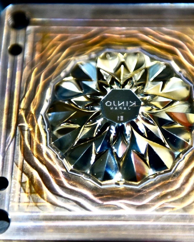 画像の説明：シリコーングラスをつくる金型