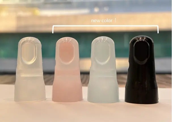 画像説明：第二弾ゆびパフでは透明に加えて、ピンク、水色、黒色の3色を追加した