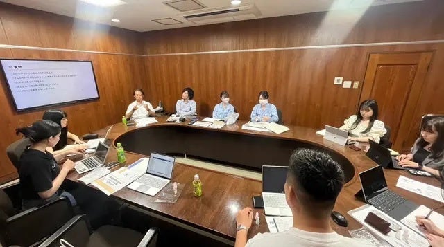 画像説明：近畿大学経営学部 松本研究室学生との打ち合わせ風景