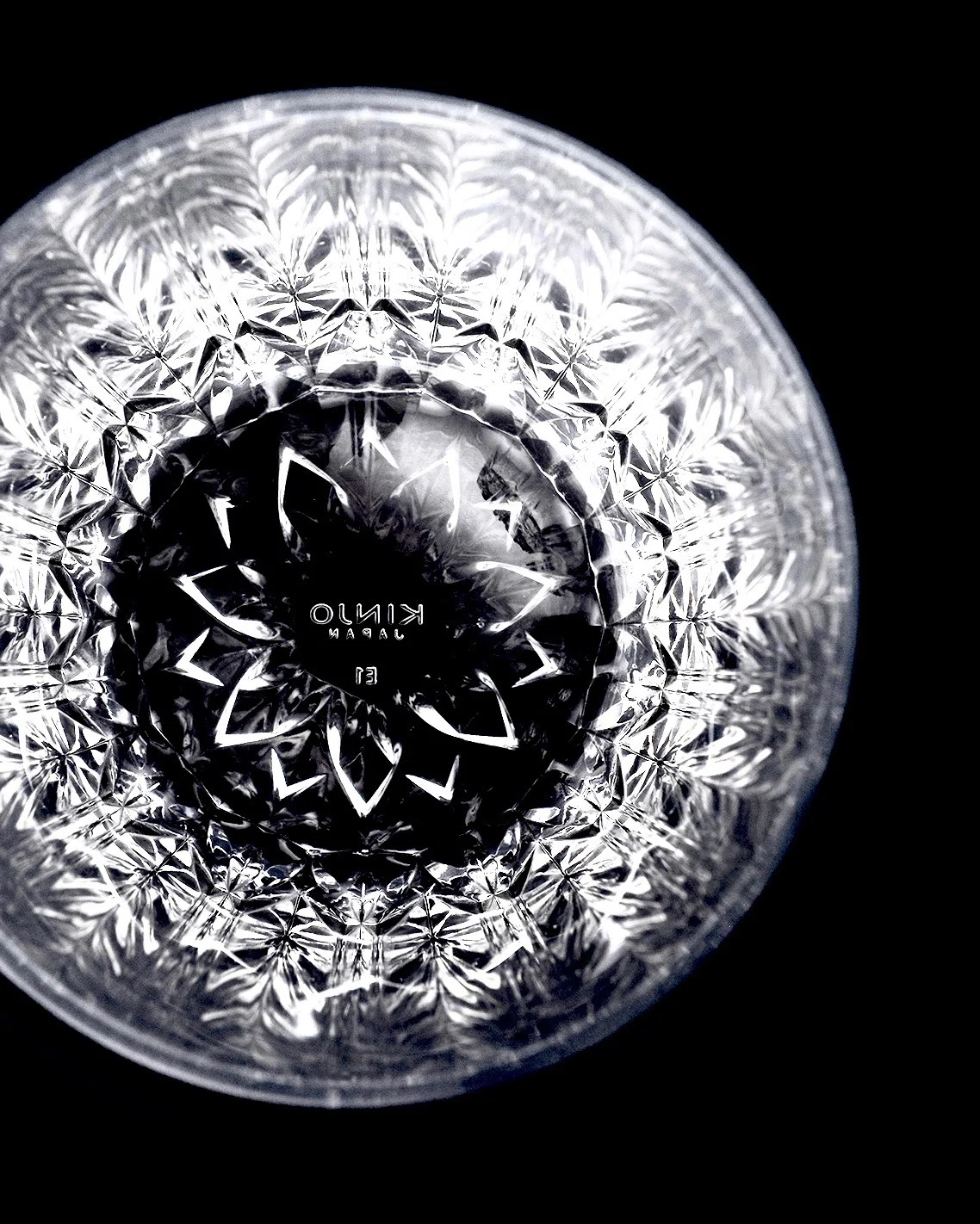 画像の説明：別モデルより万華鏡のような輝きを放つKINJO JAPANグラスの底面