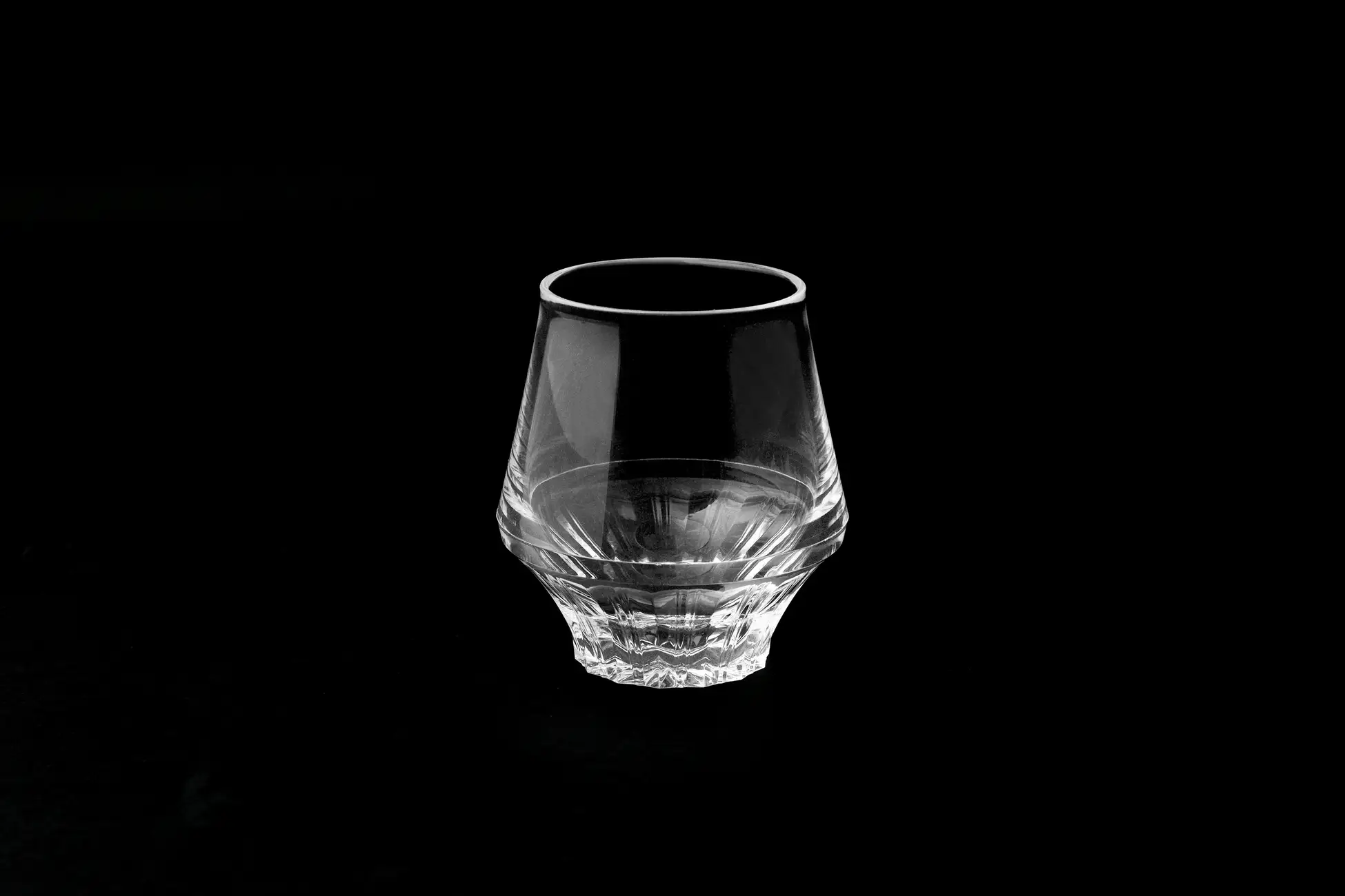 画像の説明：黒背景にKINJO JAPAN F0が一つ置かれた様子