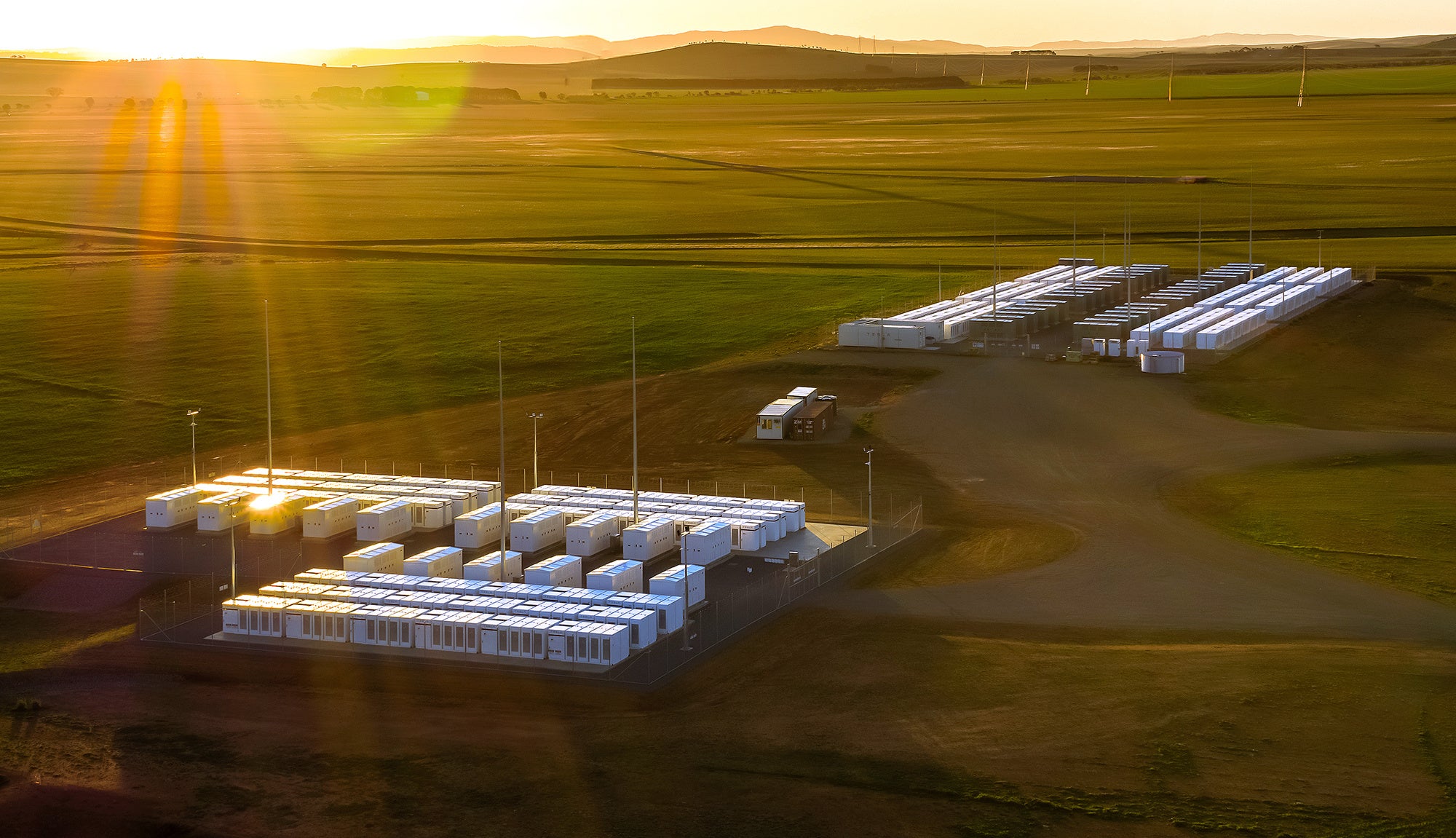 ネオエンがマクロン大統領の訪日に合わせ日本第1号プロジェクト「赤穂蓄電システム」を発表