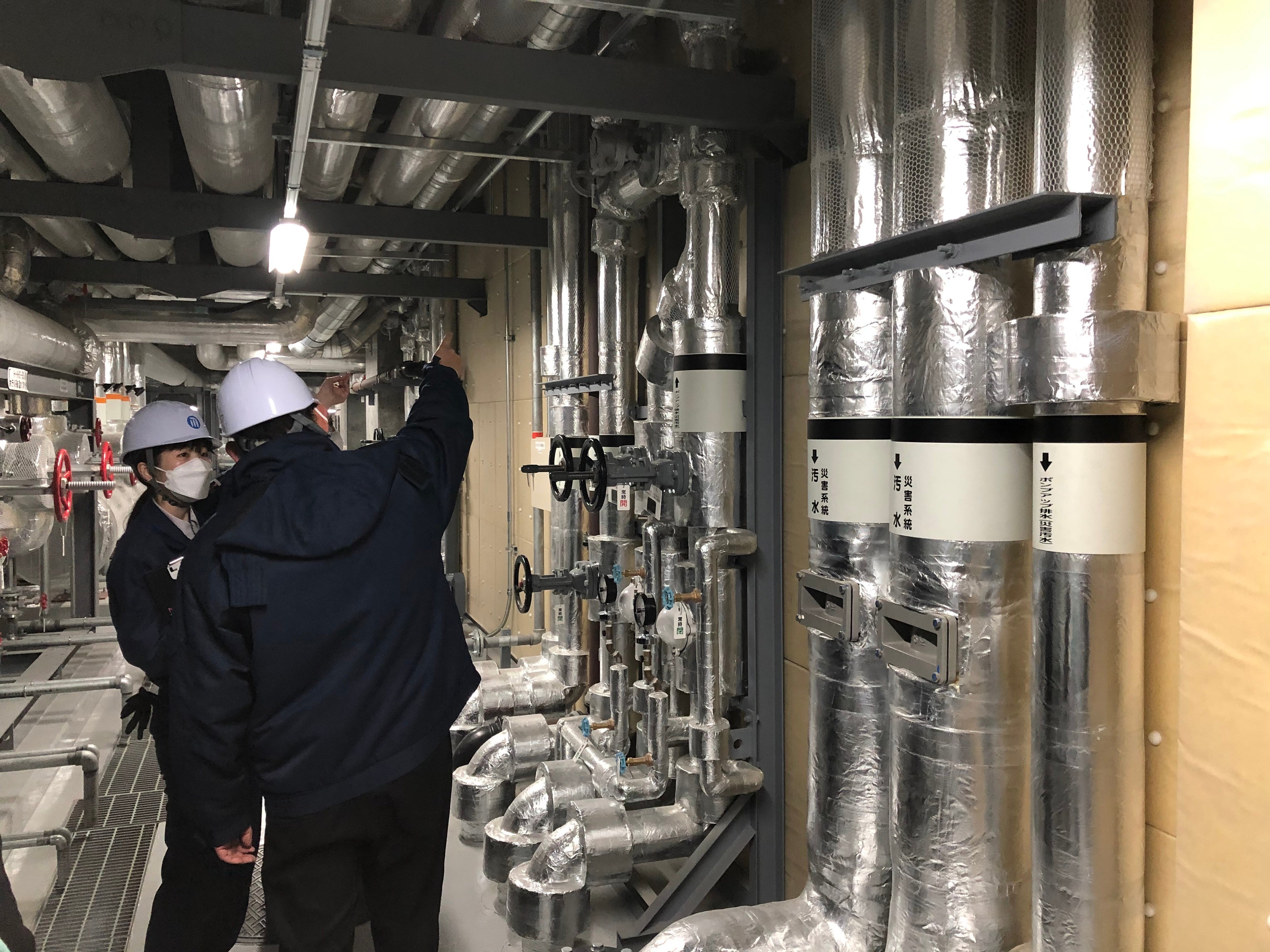 災害用汚水槽バルブ切り替え箇所確認の様子