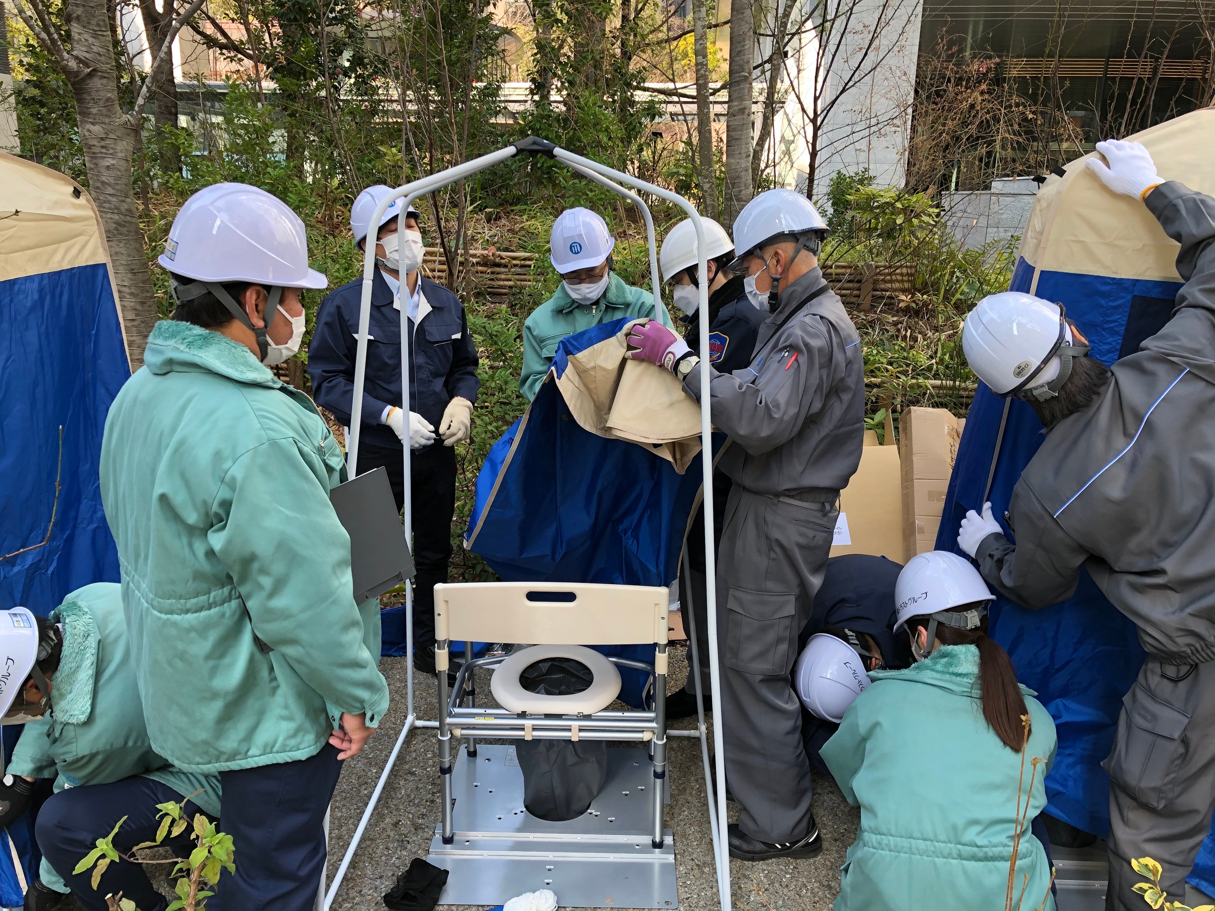 マンホールトイレ設置訓練の様子