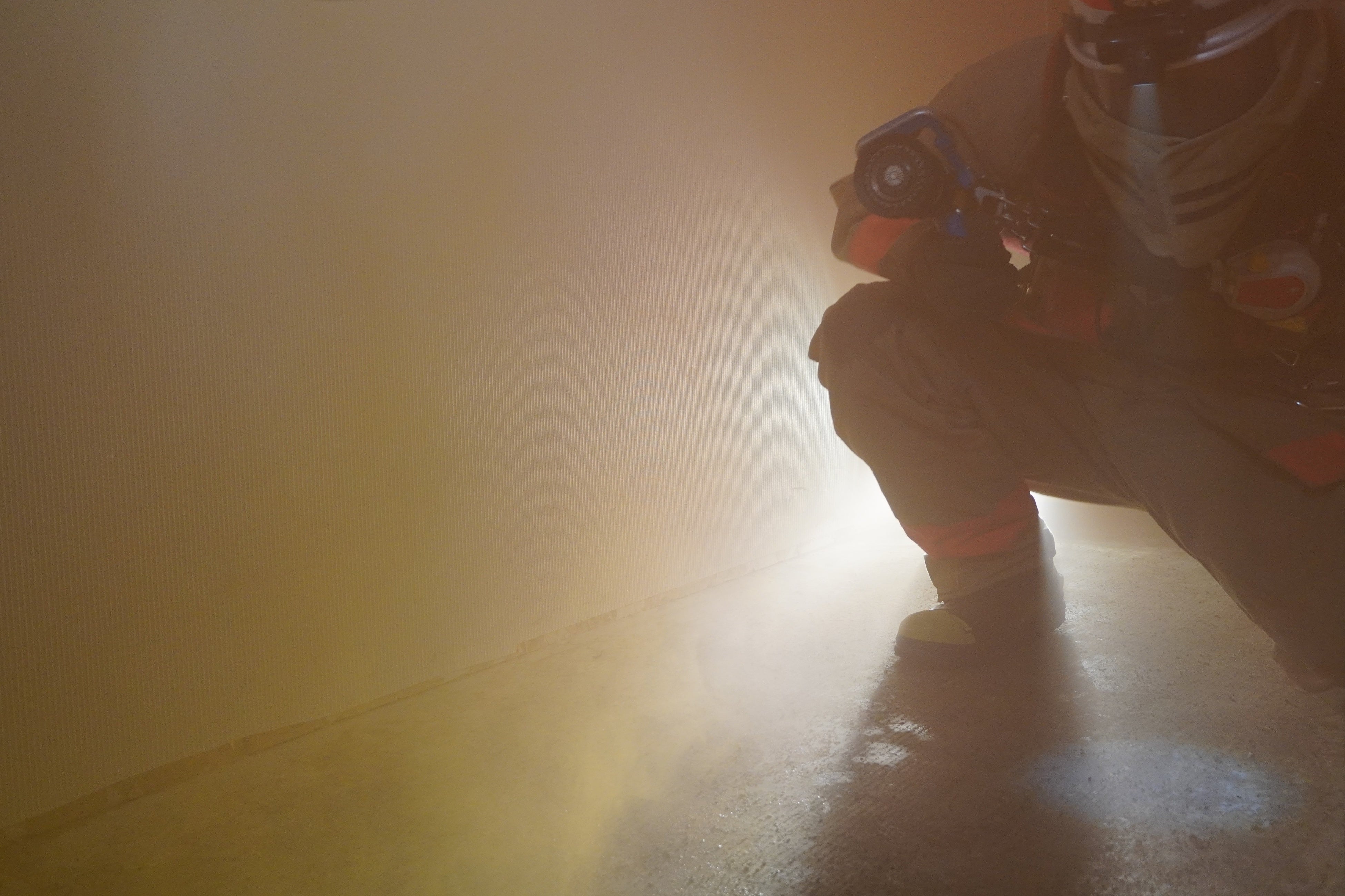 暗所での火災対応訓練の様子