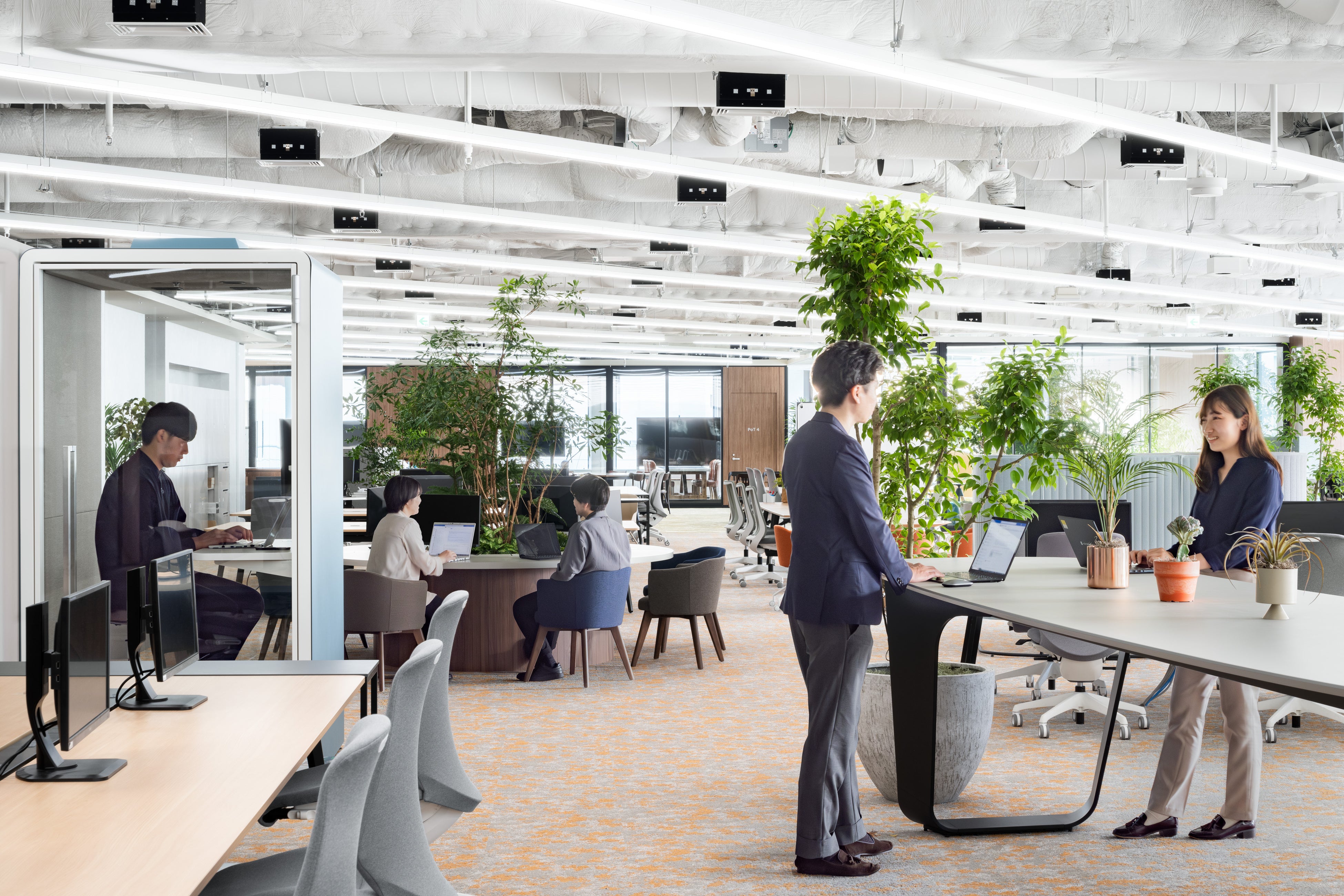 働く場所を選び、自分らしい働き方を実現できる執務空間