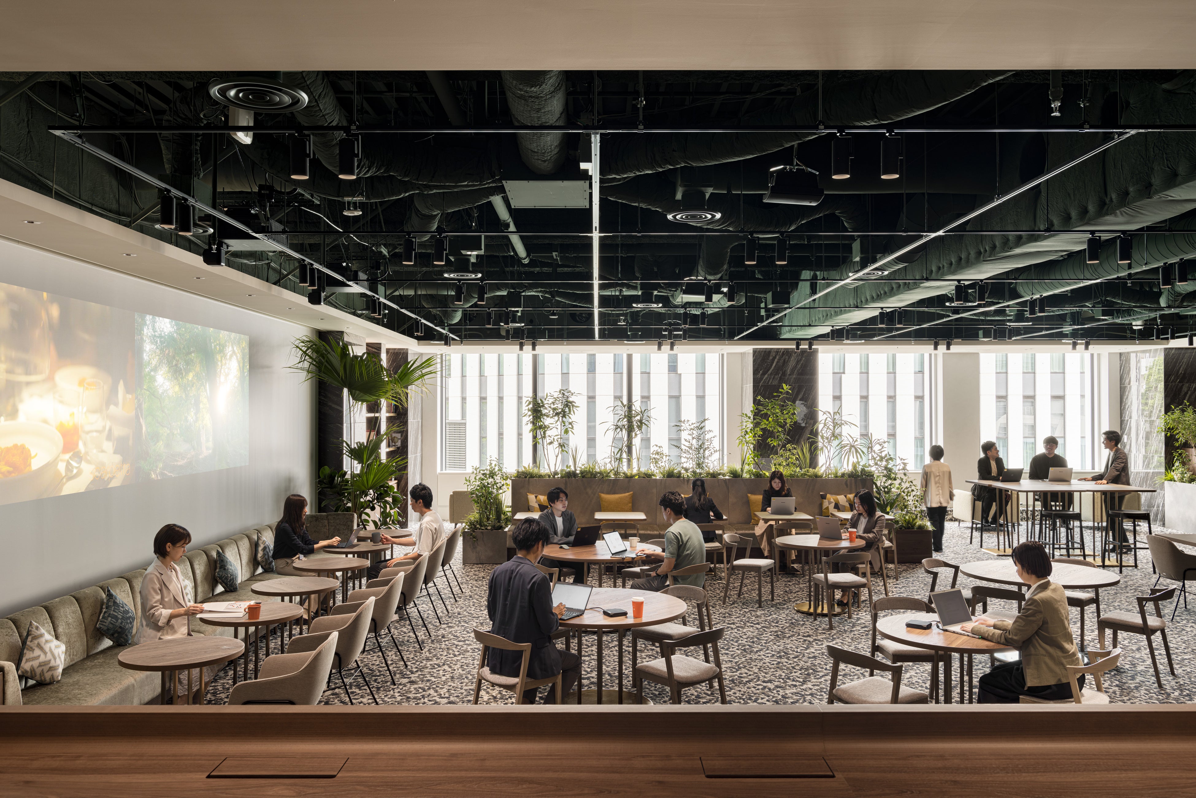 通常時： 社内外の交流スペース 兼 気分を変えて働ける執務空間