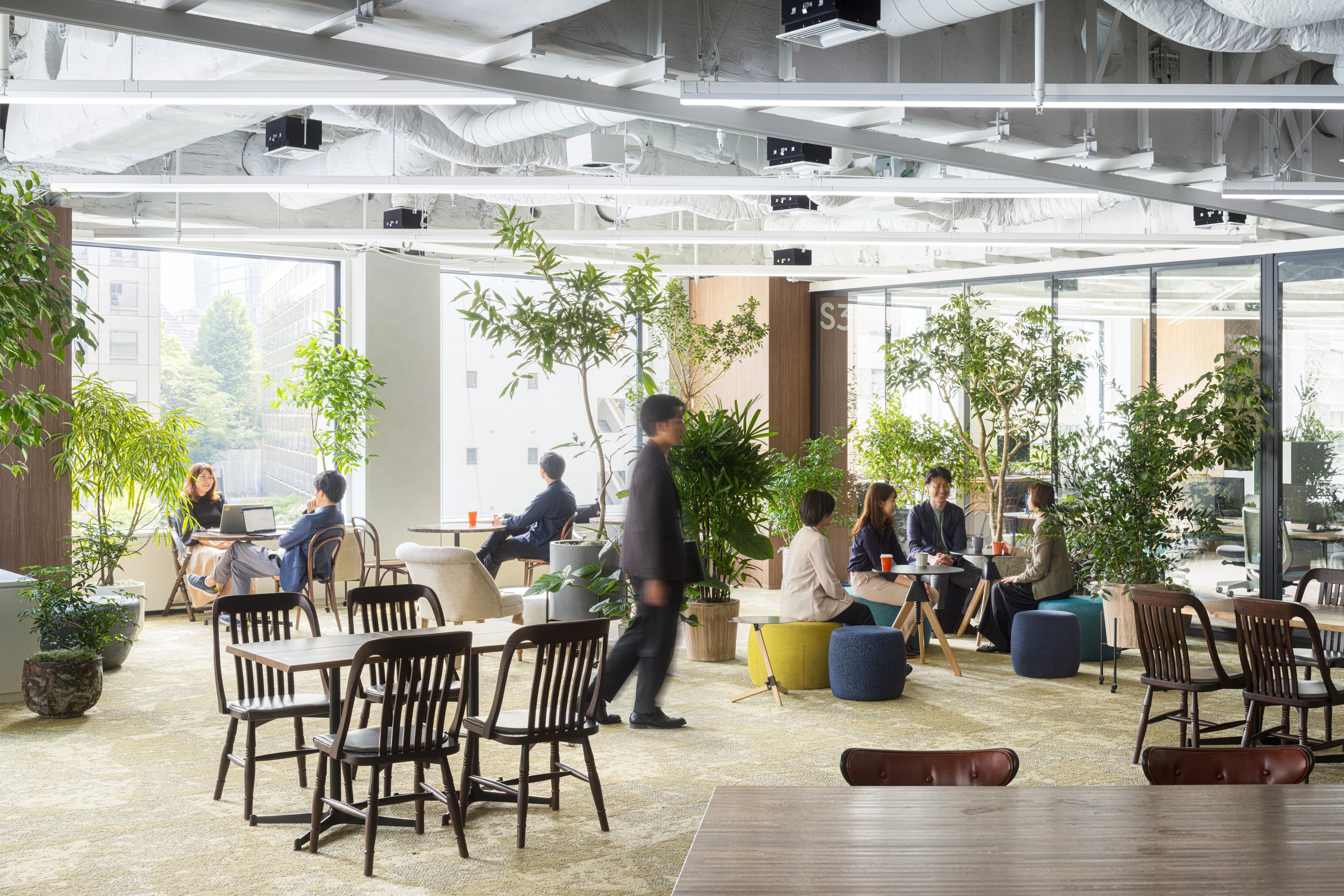 植栽やデザイン性の高い家具によって快適性を高めた社内交流スペース「Lounge」