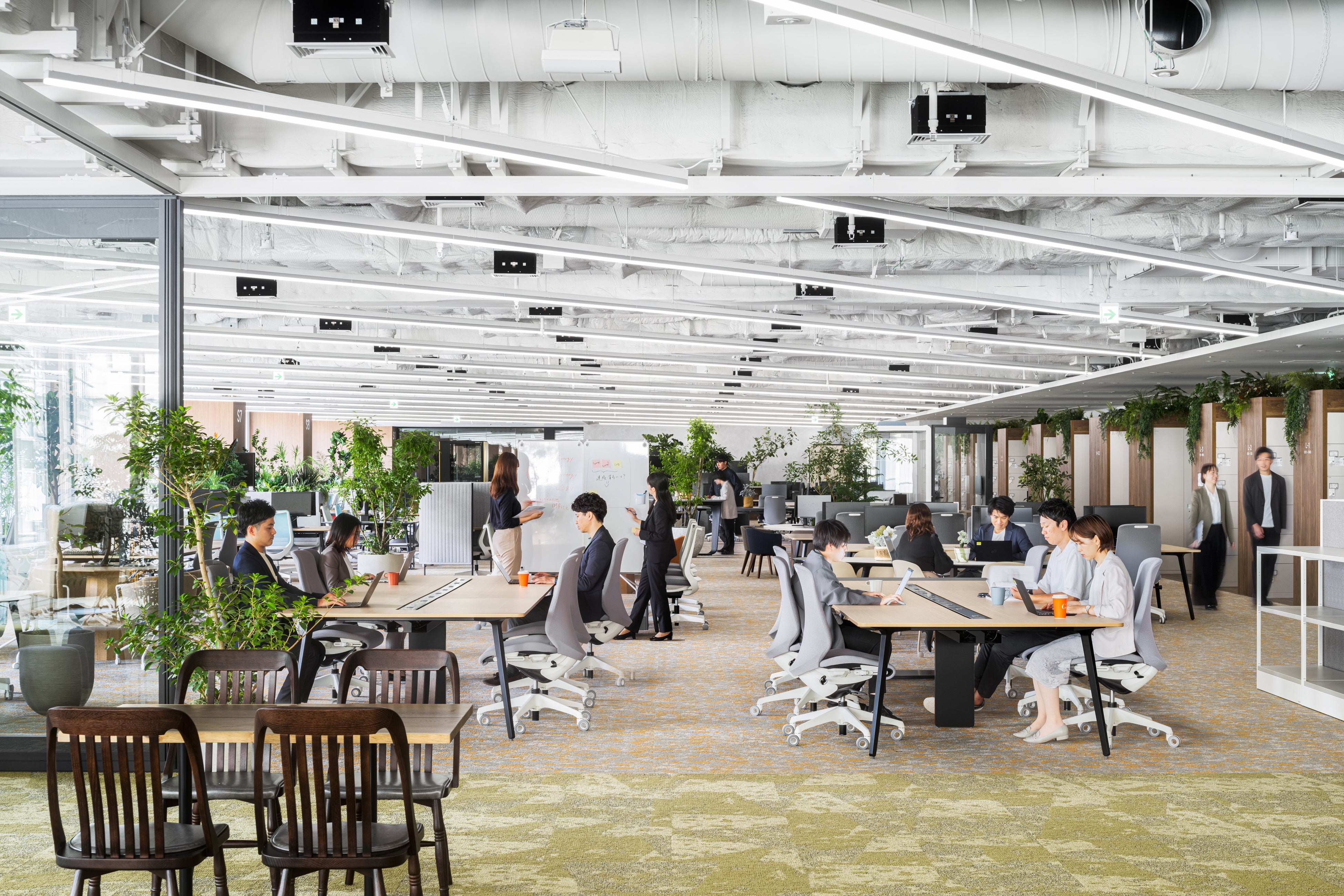 壁を最小限にし、無柱空間を最大活用した執務エリア