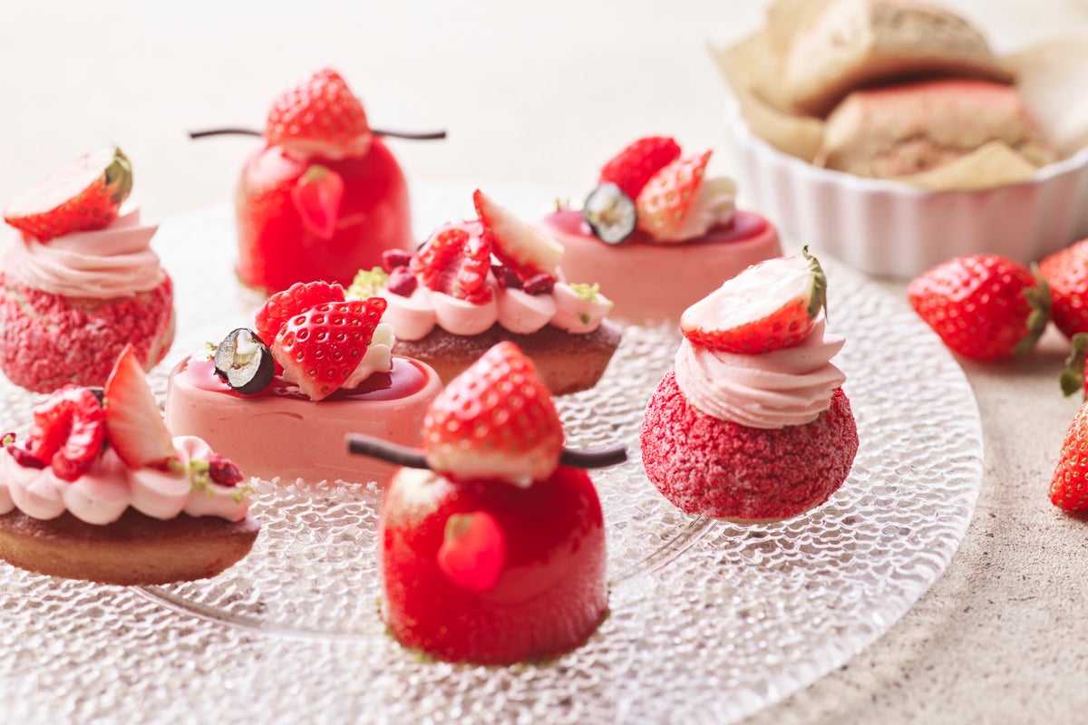 花といちごに包まれるテーブルで。インターコンチネンタル横浜Pier 8のストロベリーアフタヌーンティー「Strawberry Garden」